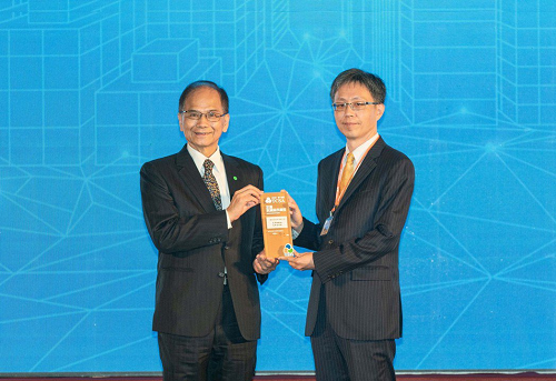 立法院院長 游錫堃 (左)、上銀科技 吳俊良助理總經理(右)上銀科技榮獲「綜合績效-台灣TOP50永續企業獎」與「企業永續報告-白金獎」雙項大獎。