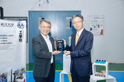 義守大學校長陳振遠(左)致贈感謝狀，由上銀助理總經理吳俊良(右)代表接受。